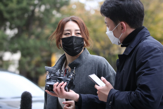 '고발 사주' 의혹 최초 제보자인 조성은 씨가 명예훼손 등의 혐의로 국민의힘 의원들을 고소한 사건에 대한 고소인 조사를 받기 위해 10일 오전 서울 마포구 서울경찰청 반부패·공공범죄수사대로 들어서며 취재진의 질문에 답하고 있다.  연합뉴스